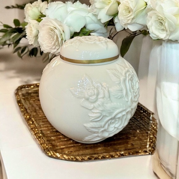 Lenox Ivory Porcelain Lidded Rose Blossom 24k Gold Ginger Jar - Picture 2 of 6